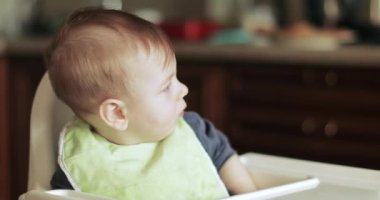 Bebek lahana püresi yiyor.