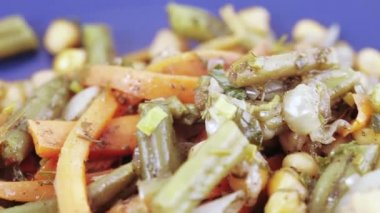 bir tabakta sebze salatası