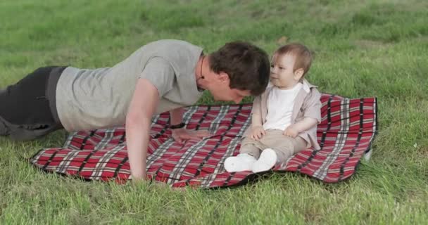 Apa egy gyerekkel egy pikniken. — Stock videók