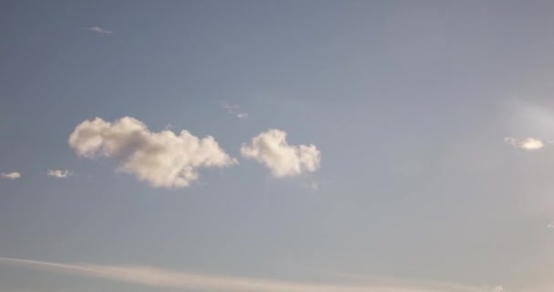 Zeitraffer von Wolken und fliegenden Flugzeugen — Stockvideo