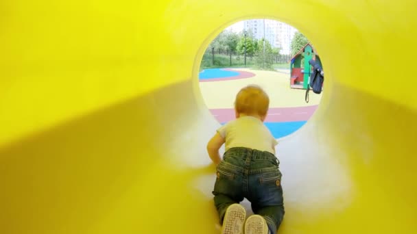 Bébé garçon dans le tube — Video