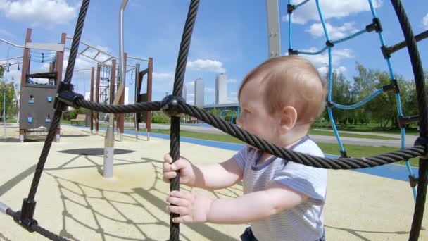 Bébé garçon sur la corde attraction — Video