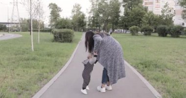 Çocuk yürümeyi öğrenir