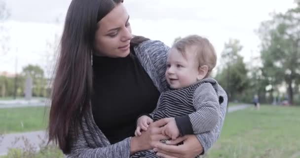 Mamá con un niño en el banco — Vídeos de Stock