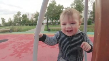 Atlıkarıncada çocukla anne