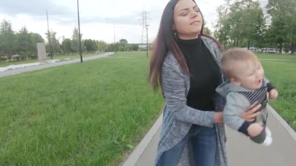 Mutter mit Baby auf dem Arm — Stockvideo