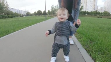 Çocuk yürümeyi öğrenir