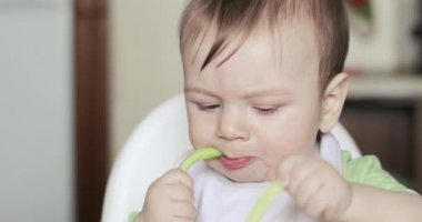 Bebek Çocuk bir salatalık yeme