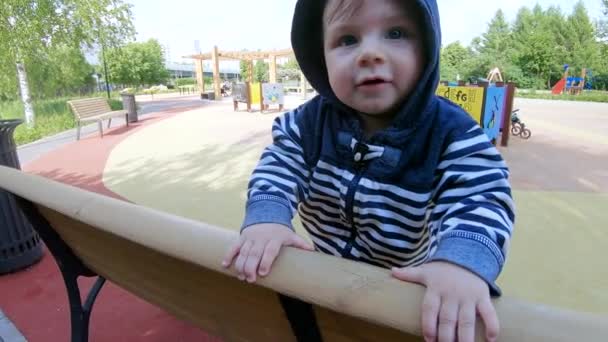 Bambino ragazzo sulla panchina — Video Stock
