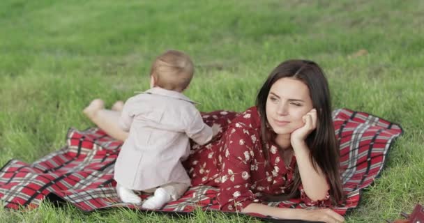 Mom with a child at a picnic — Stock Video