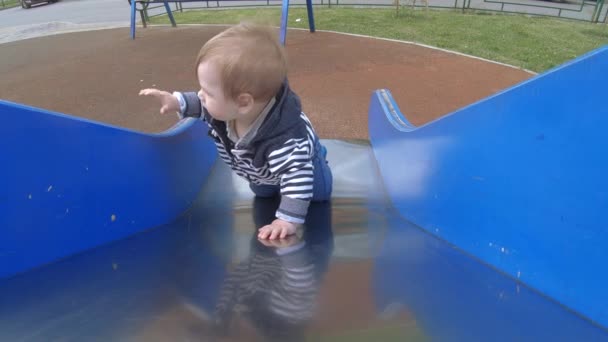 Niño en una colina — Vídeo de stock