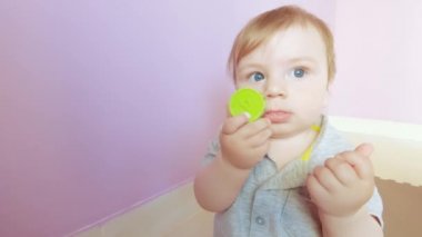 Plastik bir top ile çocuk çocuk