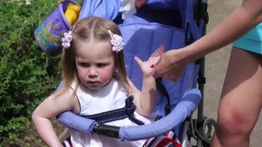 Kız bebek ellerini silmek