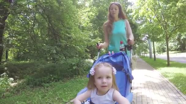 Moeder en dochter in een wandelwagen — Stockvideo