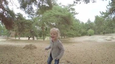 Kız çocuk ormanda koşuyor.