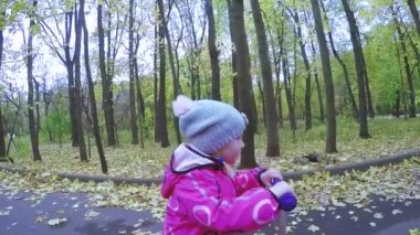 Anne ve kız motosiklete biniyor.