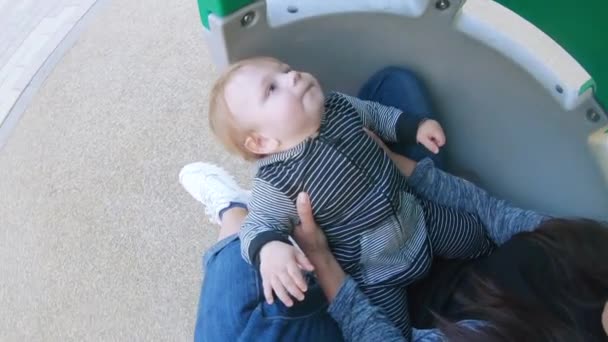 Мама з дитиною на яйцевидній формі — стокове відео
