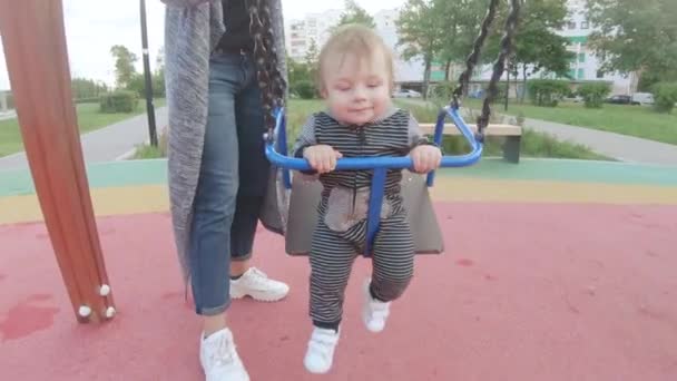 Niño en un columpio — Vídeos de Stock