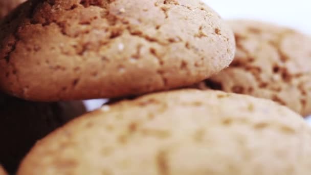 오트밀 쿠키가 쌓여 있는 모습 — 비디오