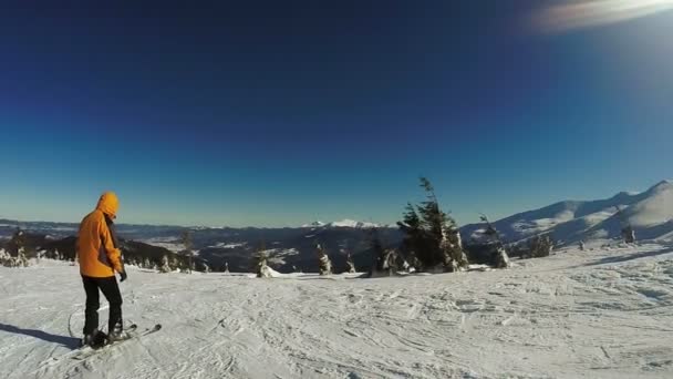 Homme Descente sur skis des montagnes de neige — Video