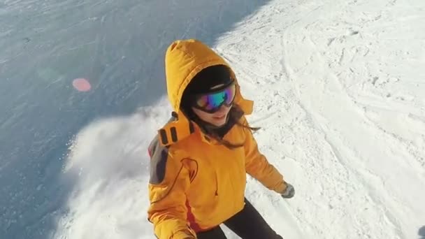 Mujer Descenso en esquís desde las montañas de nieve — Vídeos de Stock