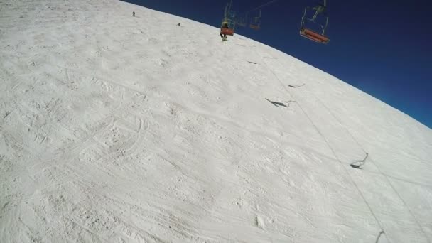 Landing from ski lift — Stock Video