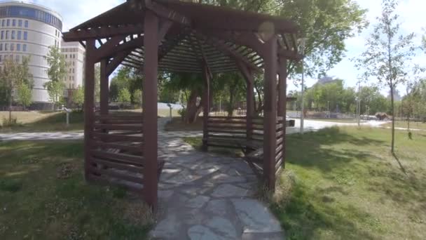 Camino de piedra y pérgola de madera — Vídeos de Stock