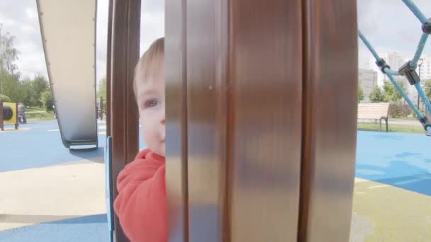 Baby jongen op de touw attractie — Stockvideo