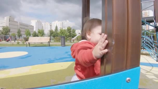 Niño en la atracción de la cuerda — Vídeos de Stock