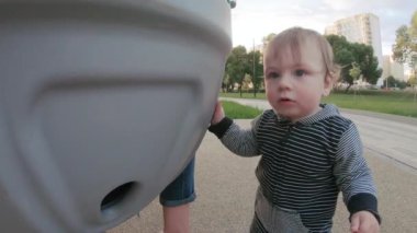 Yumurta şeklinde bir çocuk ile anne