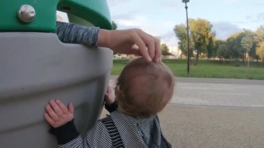 Yumurta şeklinde bir çocuk ile anne