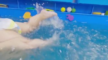 Havuzda yüzme dersleri