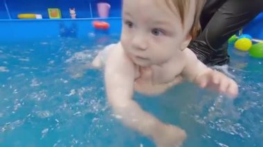 Havuzda yüzme dersleri