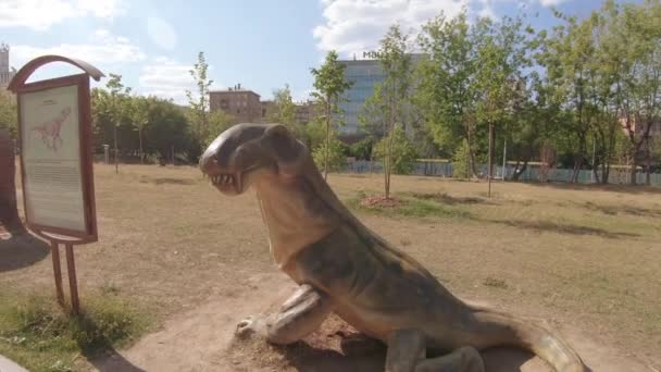 Dinosaurie skulptur Ivantozavr — Stockvideo