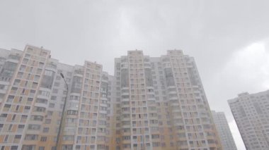 Bir yerleşim bölgesinde şiddetli yağmur