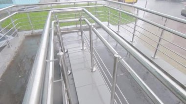 Tekerlekli sandalyeler için şiddetli yağmur ve iniş