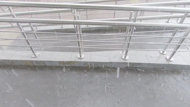 Chuva pesada e descida para cadeiras de rodas — Vídeo de Stock