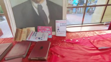 Lenin ve kitapların portresi