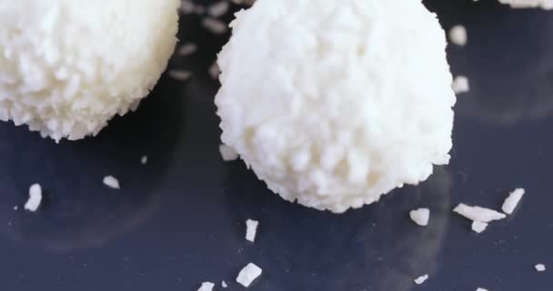 Bonbons en flocons de noix de coco — Video