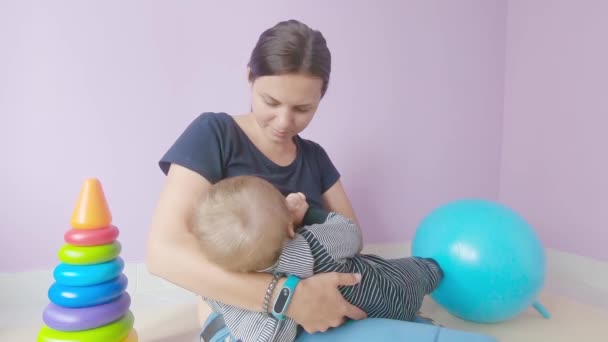 Moeder geeft de baby borstvoeding — Stockvideo