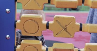 Oyun alanında bebek çocuk