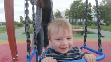 bir salıncak üzerinde erkek bebek