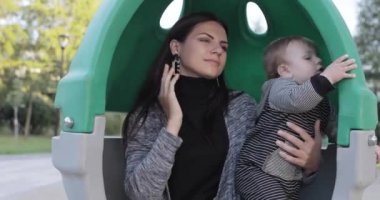 Yumurta şeklinde bir çocuk ile anne