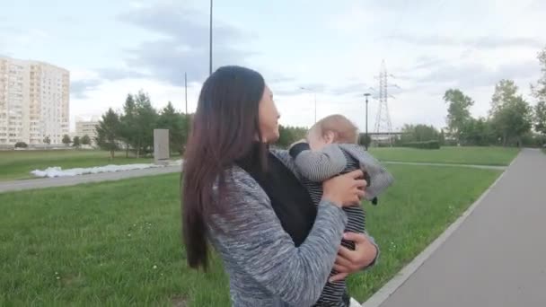 Мама с ребенком на руках — стоковое видео