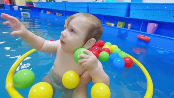 Havuzda yüzme dersleri — Stok video