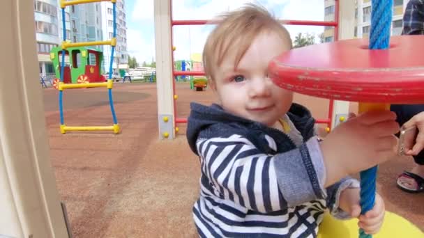 Junge auf der Strickleiter — Stockvideo