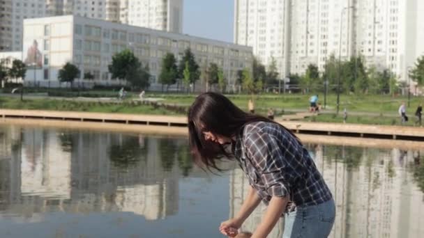 Mãe com uma criança no parque — Vídeo de Stock