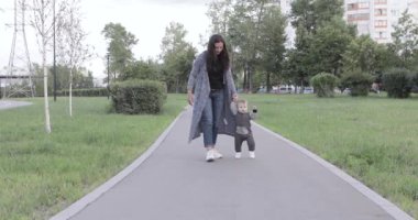 Çocuk yürümeyi öğrenir