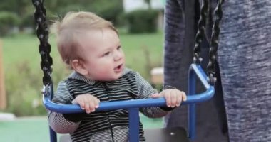 bir salıncak üzerinde erkek bebek