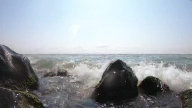 Taşlar ve deniz dalgaları